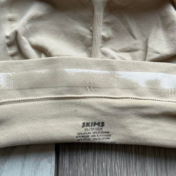 Skims seamless sculpt mid thigh shorts - Picture 5 of 5